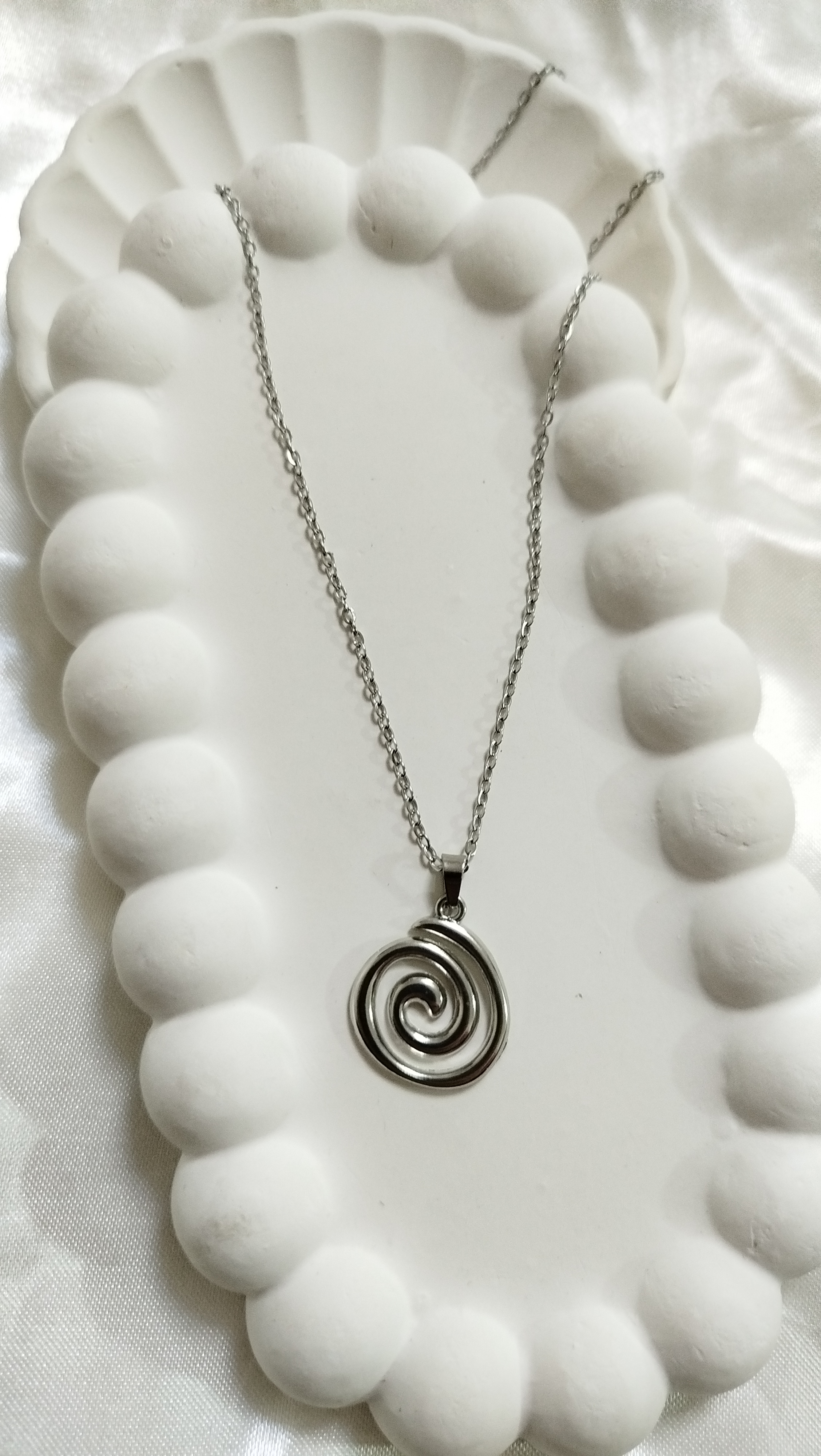 گردنبند اسپیرال مارپیچ دوطرفه استیل خاص از برند زارا Zara accessories زنجیر دیپلمات استیل نقره‌ای رنگ ثابت