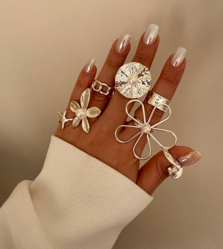 انگشتر نقرهای فشن فانتزی پینترستی استیل آبکاری نقره برند زارا Zara طرح ترند و خاص گل مروارید پرورشی و منحنی مناسب تمامی استایل ها