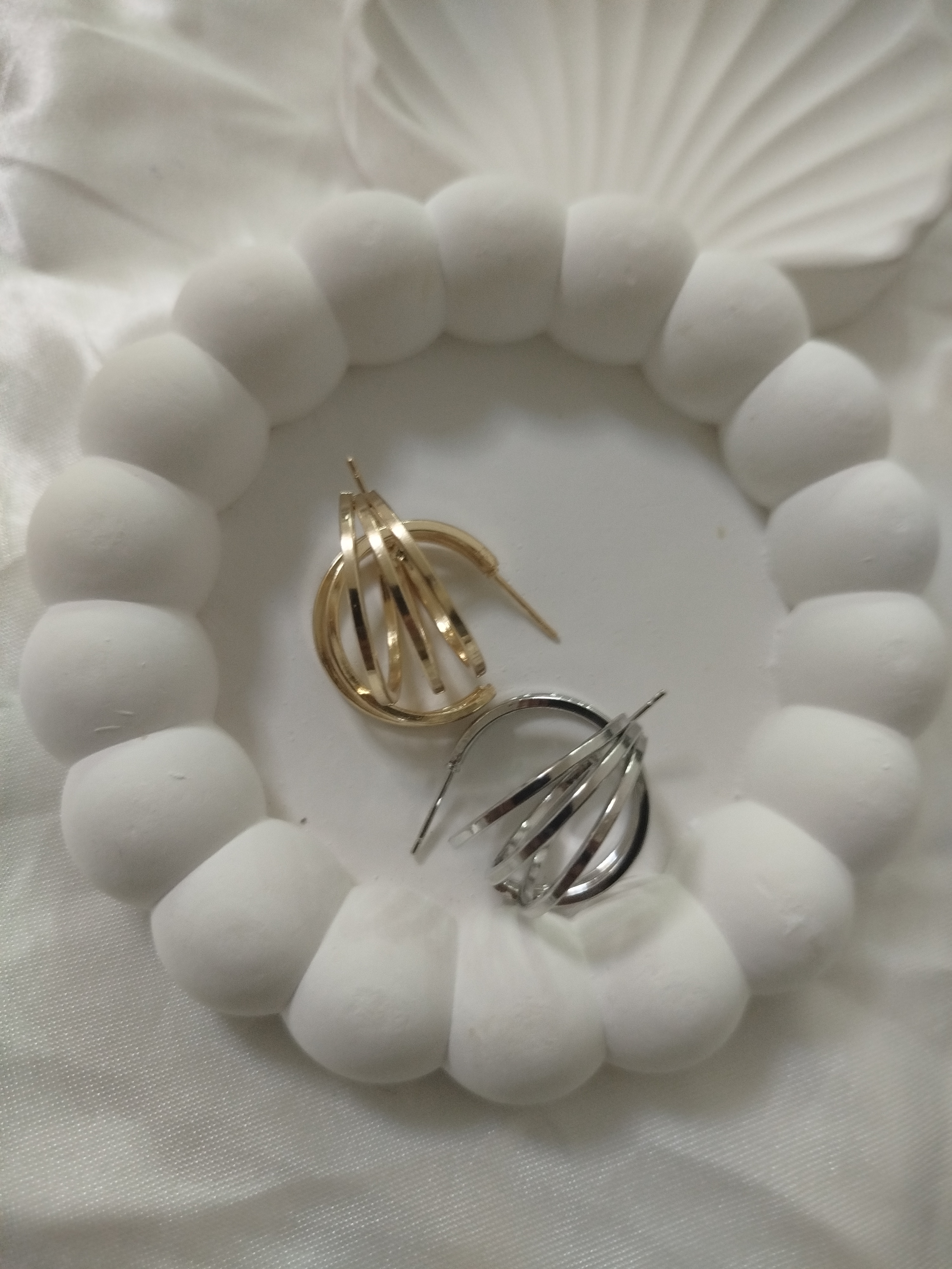 گوشواره سه حلقه طلایی و نقره‌ای مجلسی زنانه حلقه ای مینیمال Zara جنس استیل رنگ ثابت