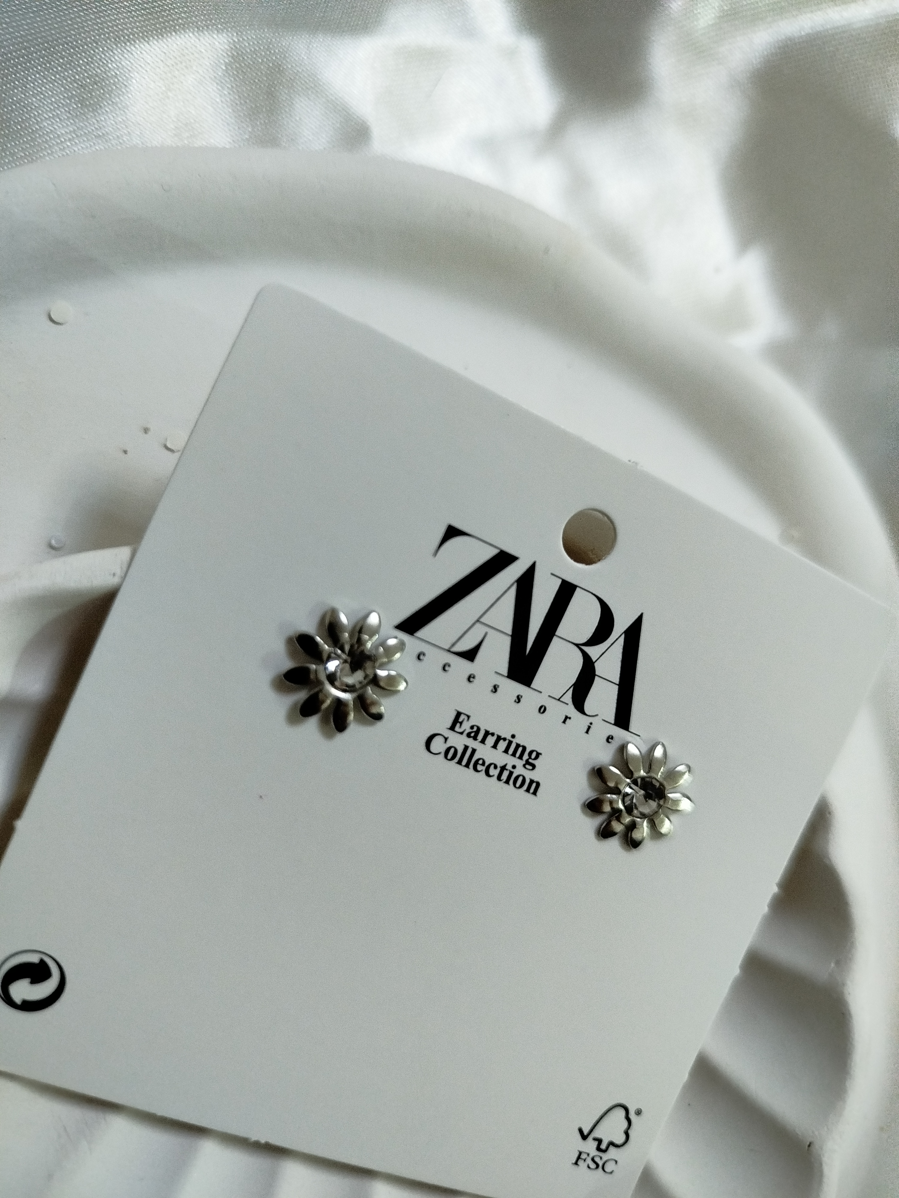 گوشواره گل نرگس نگیندار استیل آبکاری رادیوم طلایی و نقره‌ای از برند زارا اروپا