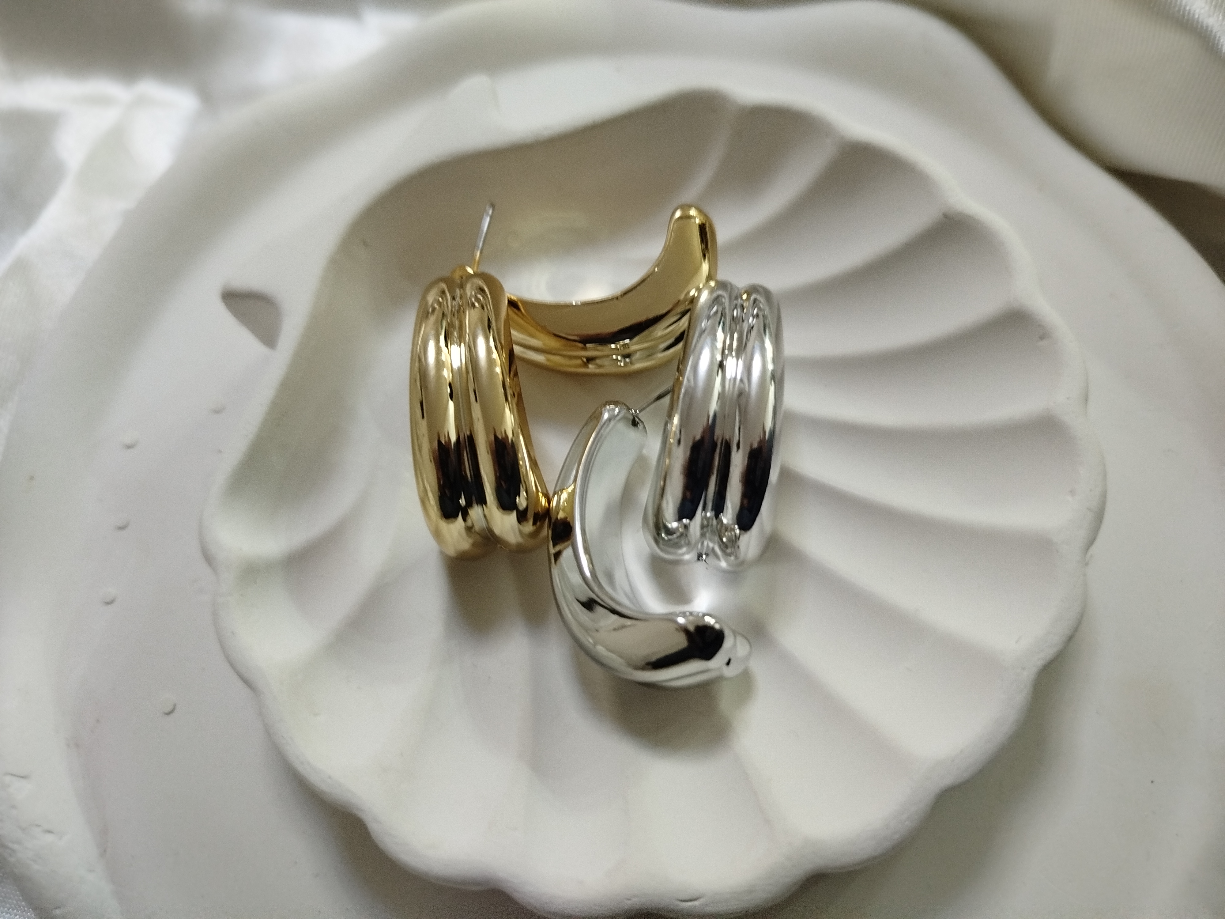 گوشواره فشن طلایی و نقره‌ای جنس رادیوم خالص سبک آبکاری طلا و نقره سایز بزرگ منحنی از برند زارا اروپا
