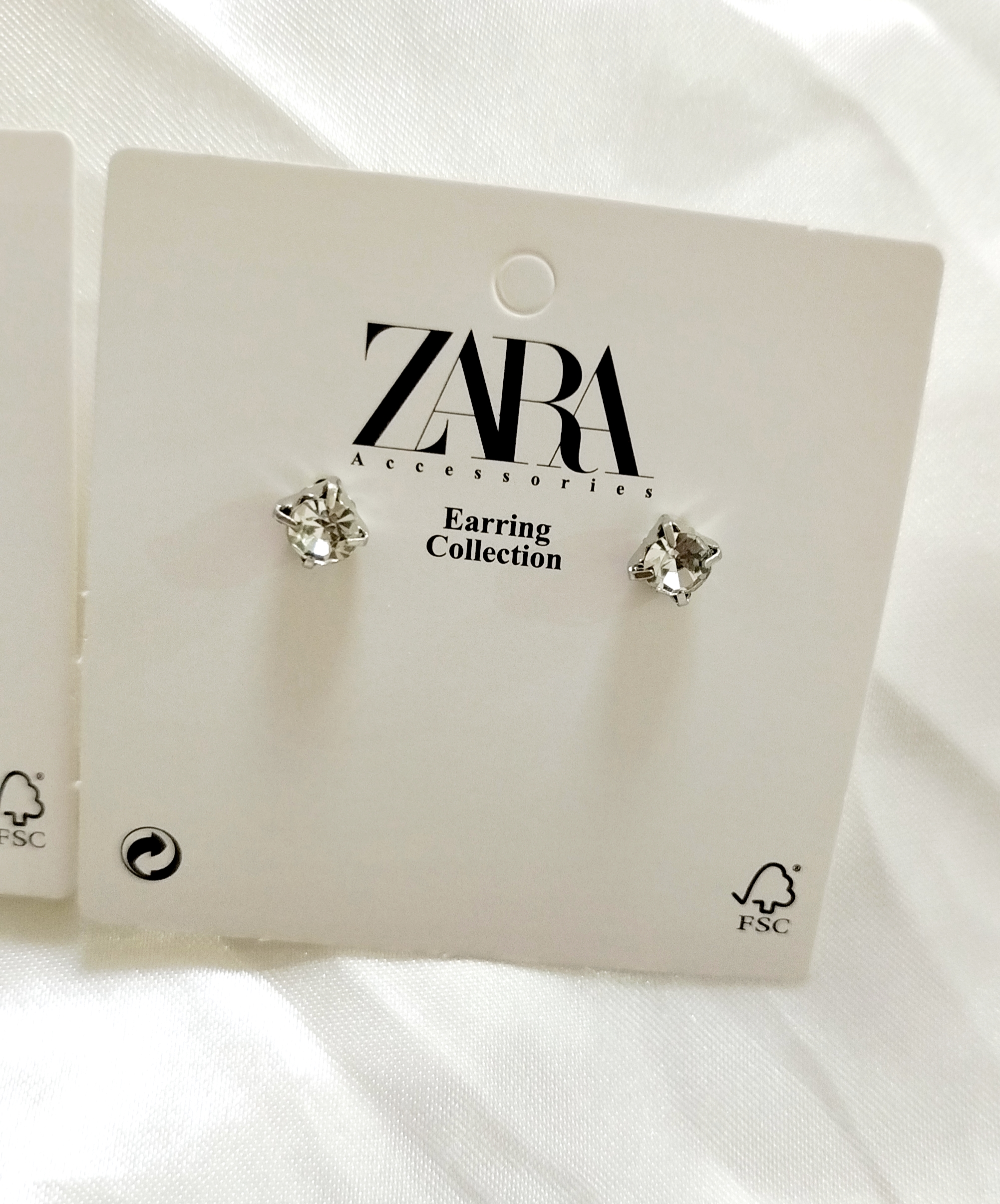 گوشواره نگین کوچک استیل آبکاری رادیوم رنگ ثابت ضد حساسیت از برند زارا اروپا Zara accessories