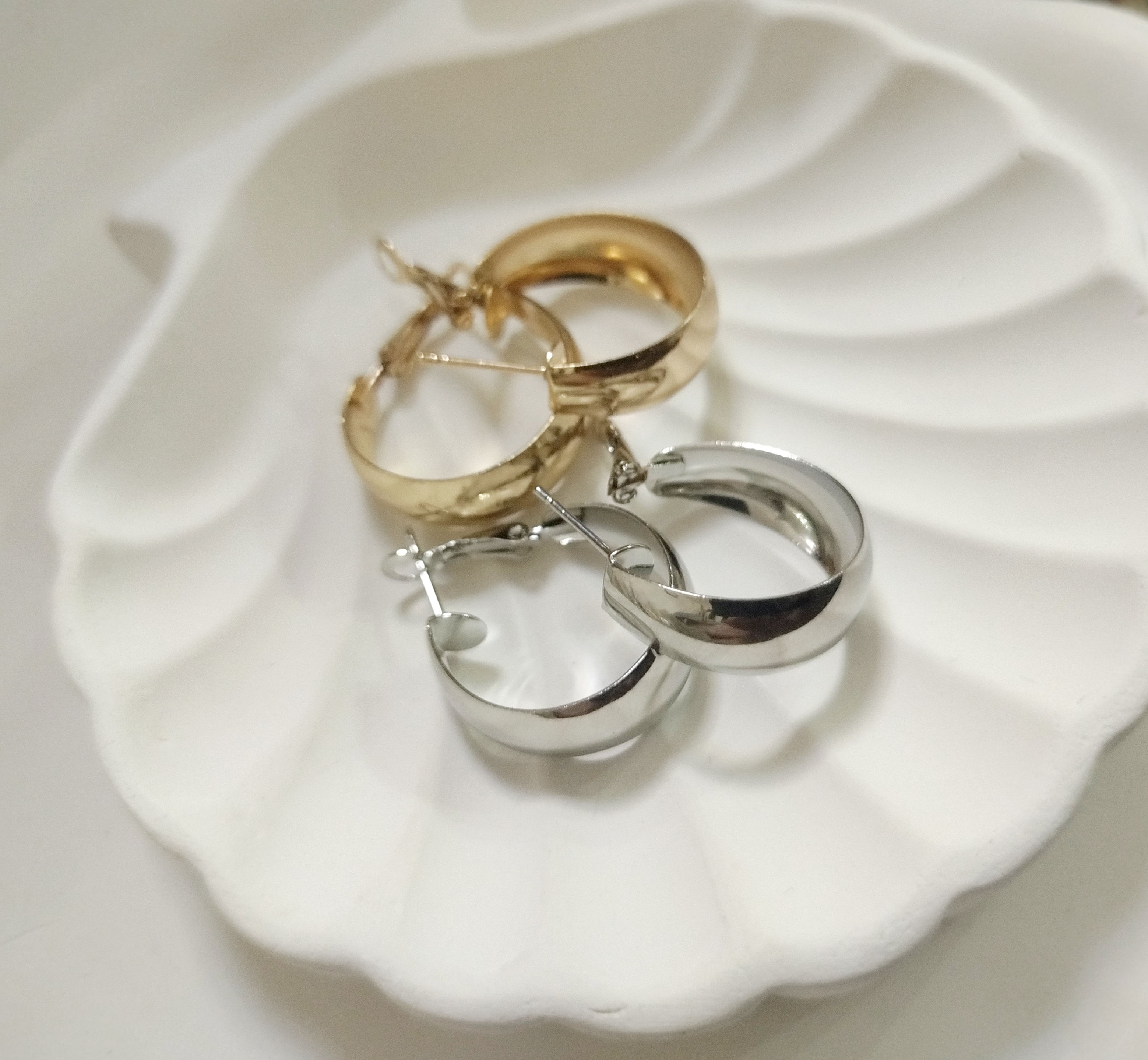 گوشواره زنانه حلقه ای عریض سایز متوسط استیل آبکاری رادیوم رنگ ثابت ضد حساسیت از برند زارا اروپا Zara accessories