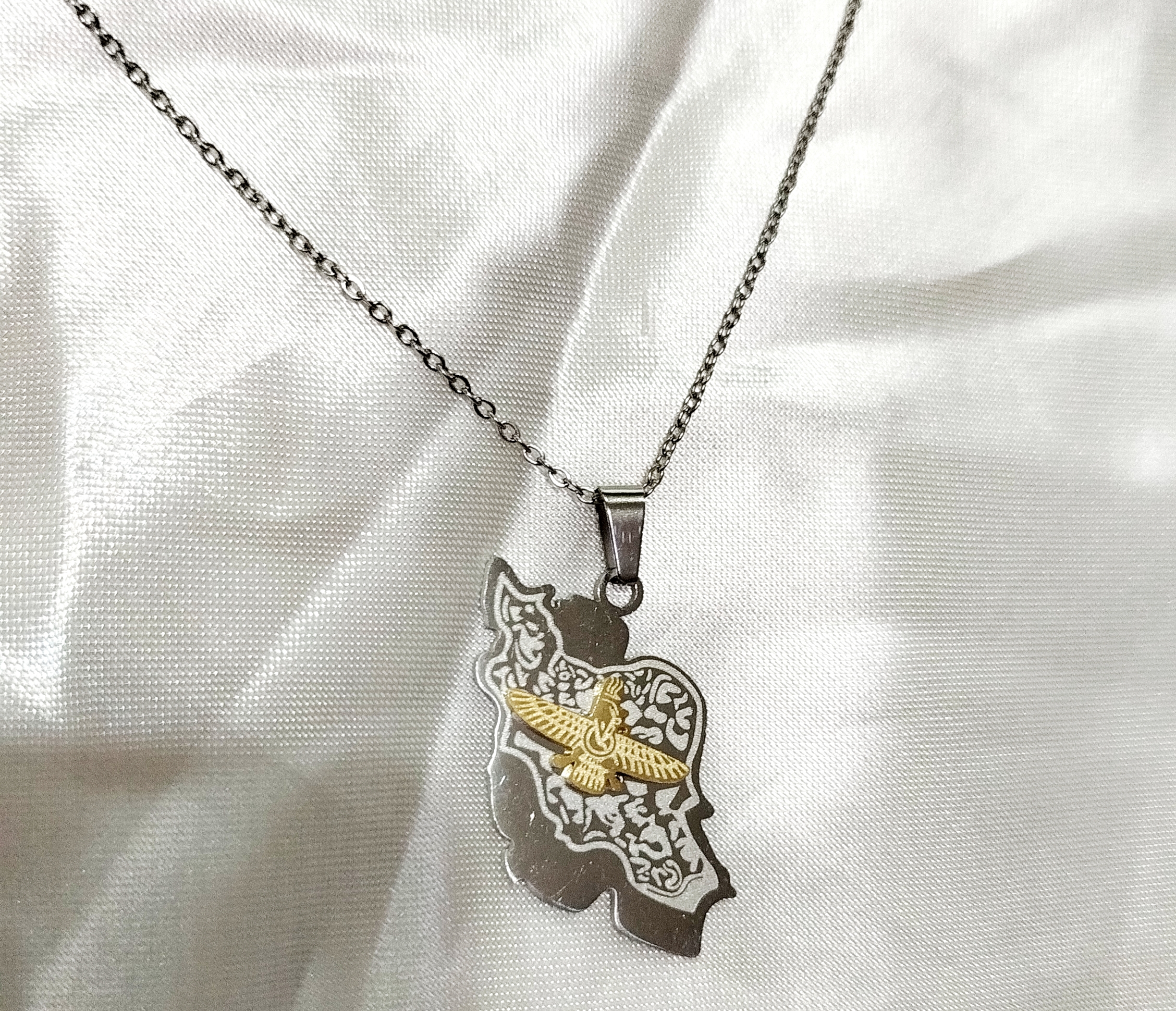 گردنبند نقشه ایران با نماد فروهر استیل آبکاری طلا و نقره رنگ ثابت ضد حساسیت و آلرژی بهترین متریال کیفیت عالی و ضمانت رنگ ثابتی از برند میگااکسسوری
