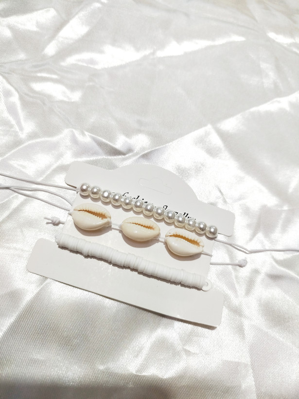 ست ۳ تایی دستبند و پابند مرواریدی و صدفی طبیعی (Cowrie) | قابل تنظیم، استایل ساحلی تابستانی دریایی، چندکاره از برند H&M ایتالیا
