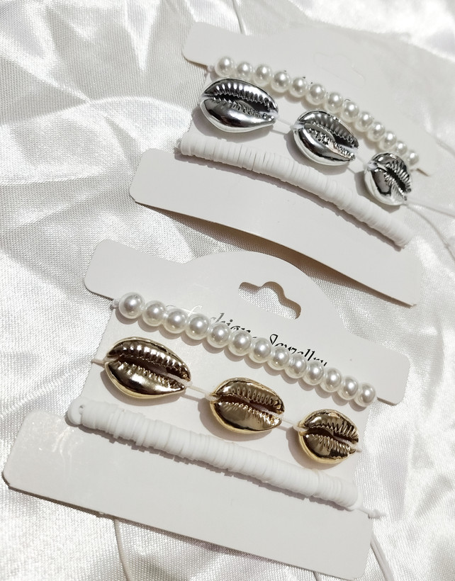 ست ۳ تایی دستبند و پابند مرواریدی و صدفی طبیعی طلایی و نقرهای (Cowrie) | قابل تنظیم، استایل ساحلی تابستانی دریایی، چندکاره از برند H&M ایتالیا