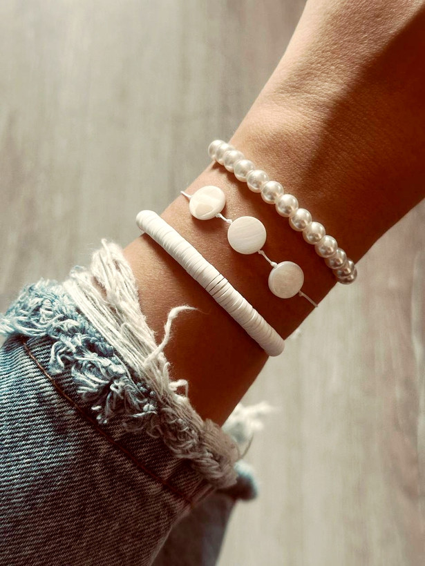 دستبند و پابند مرواریدی و صدفی طبیعی (Cowrie) ست سه تایی| قابل تنظیم، استایل ساحلی تابستانی دریایی، چندکاره از برند H&M ایتالیا
