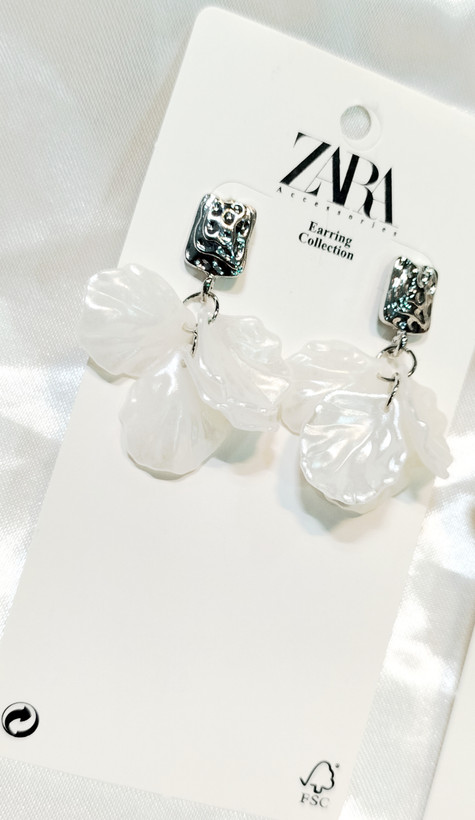 🤍 گوشواره مدل White Blossom طرح گلبرگ صدفی آویزدار | استیل آبکاری رادیوم لوکس | طلایی و نقرهای | ضد حساسیت و سبک | ترند ۲۰۲۶ اروپا | مناسب استایل مجلسی و خاص